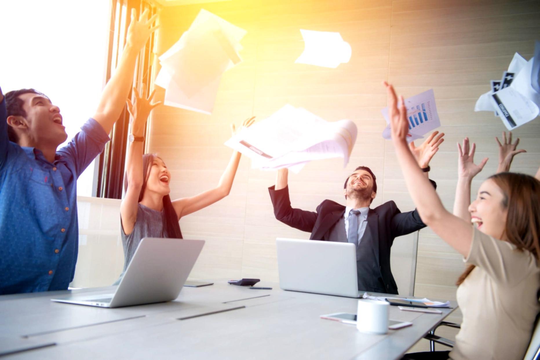 Estudiante trabajando en análisis de métricas SEO