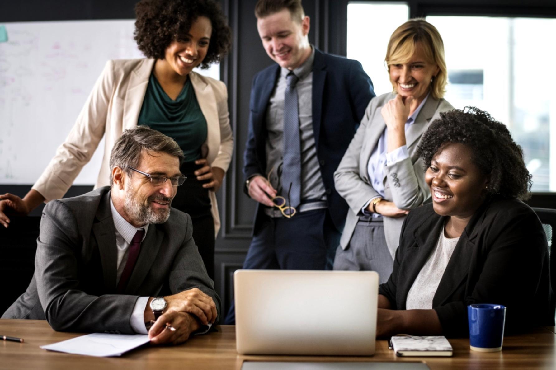 Espacio de trabajo digital con análisis de datos y estrategias SEO