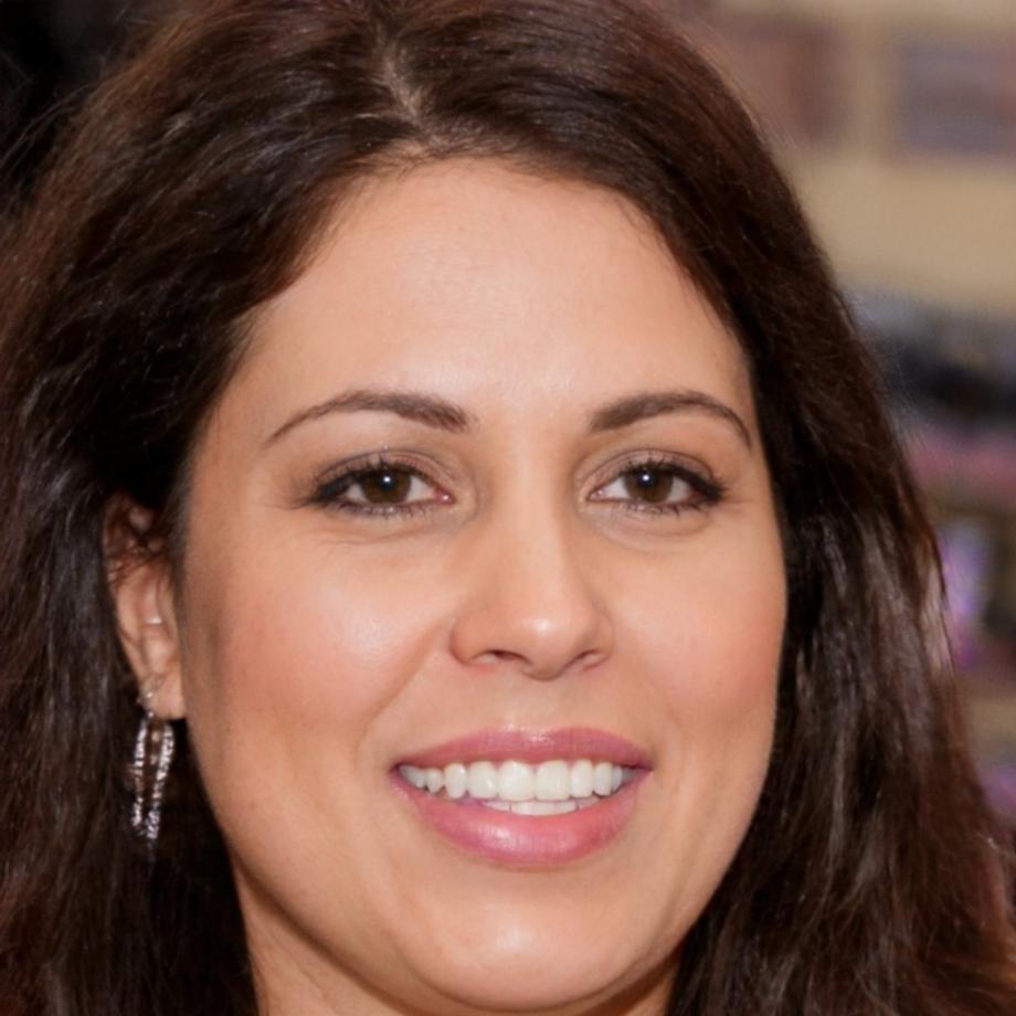 Analista digital trabajando con herramientas de SEO