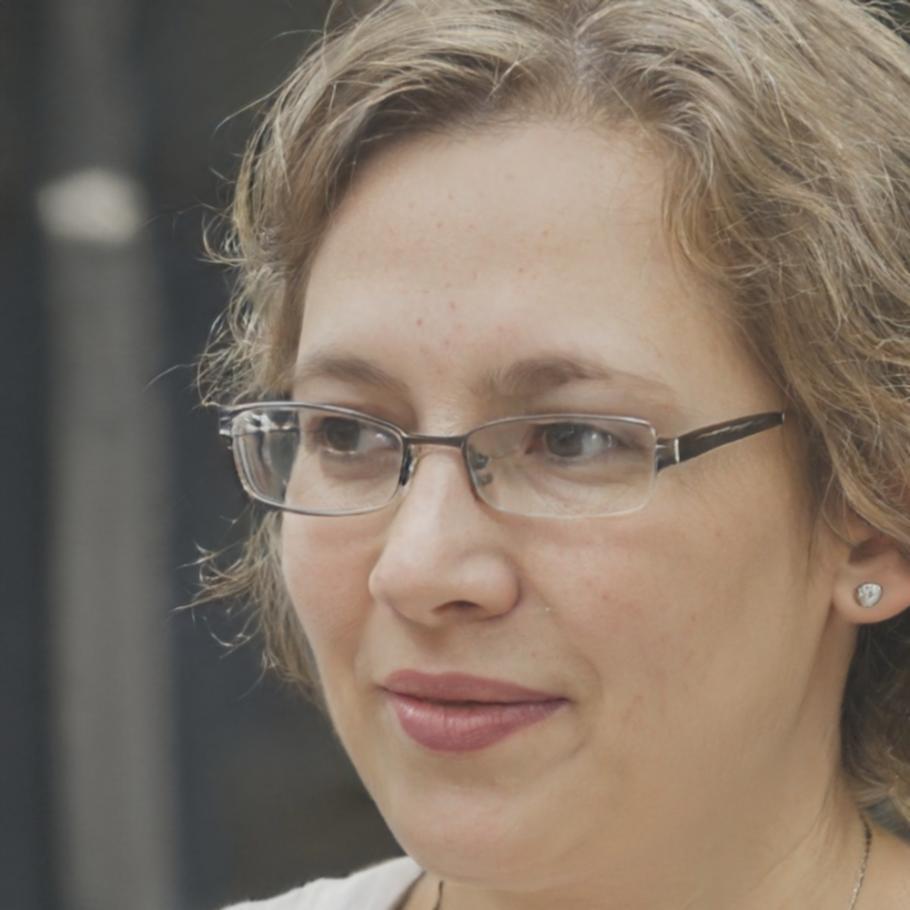 Especialista SEO analizando datos de rendimiento